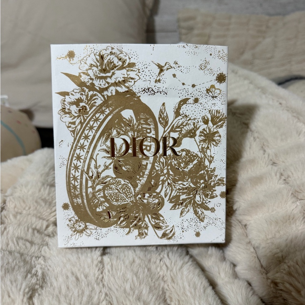 White bag/Box with Gold detail